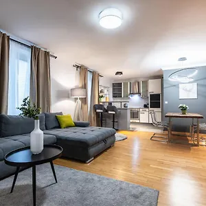 Live Centrally In A Spacious And Modern In , Vienna Austria